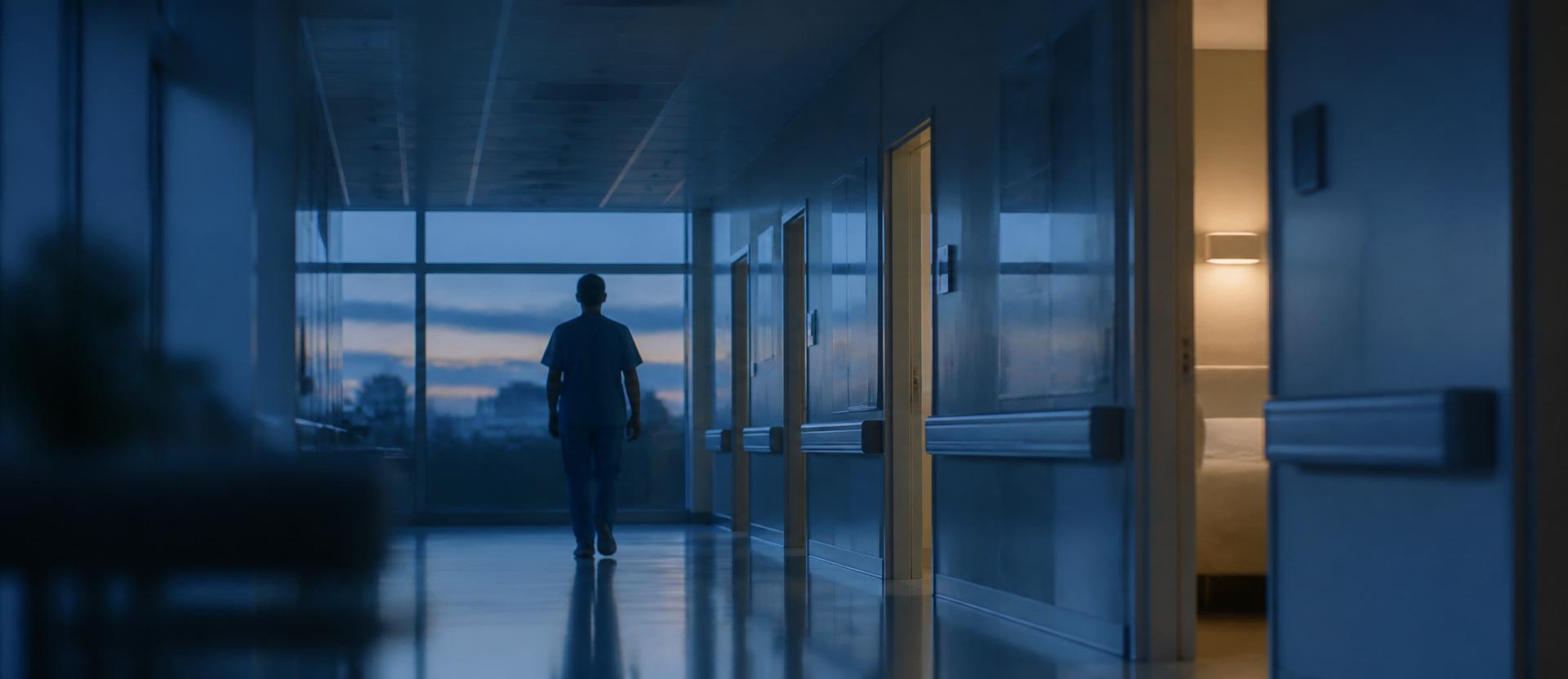 Ruhiger Klinikflur in der Dämmerung — Arbeitsumfeld für Telemedizin