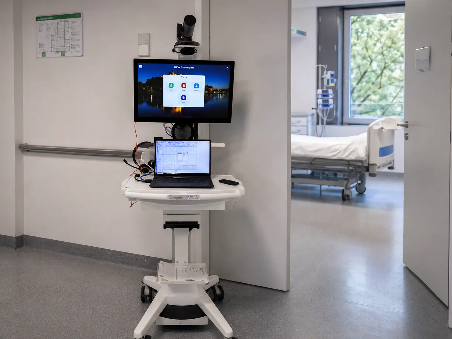 Mobiler Telemedizinwagen LUNA X1 einsatzbereit im Klinikflur vor einem Patientenzimmer