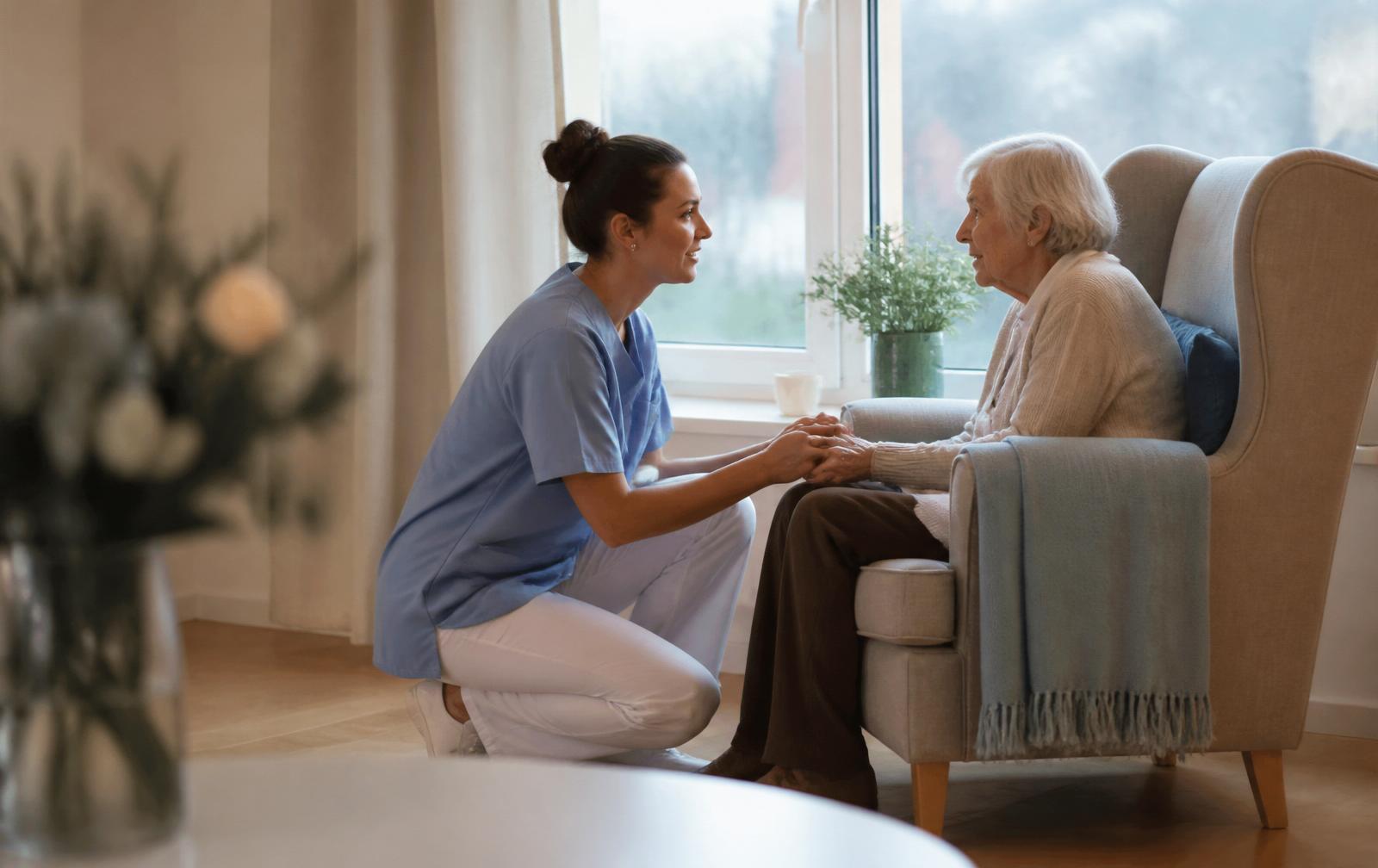 Pflegefachkraft und ältere Patientin bei einem Fernkonsil